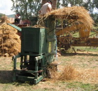 Presse a paille, machine a faire les bottes de paille (Fete de la Moisson St Simeon de Bressieux 2006) (5)